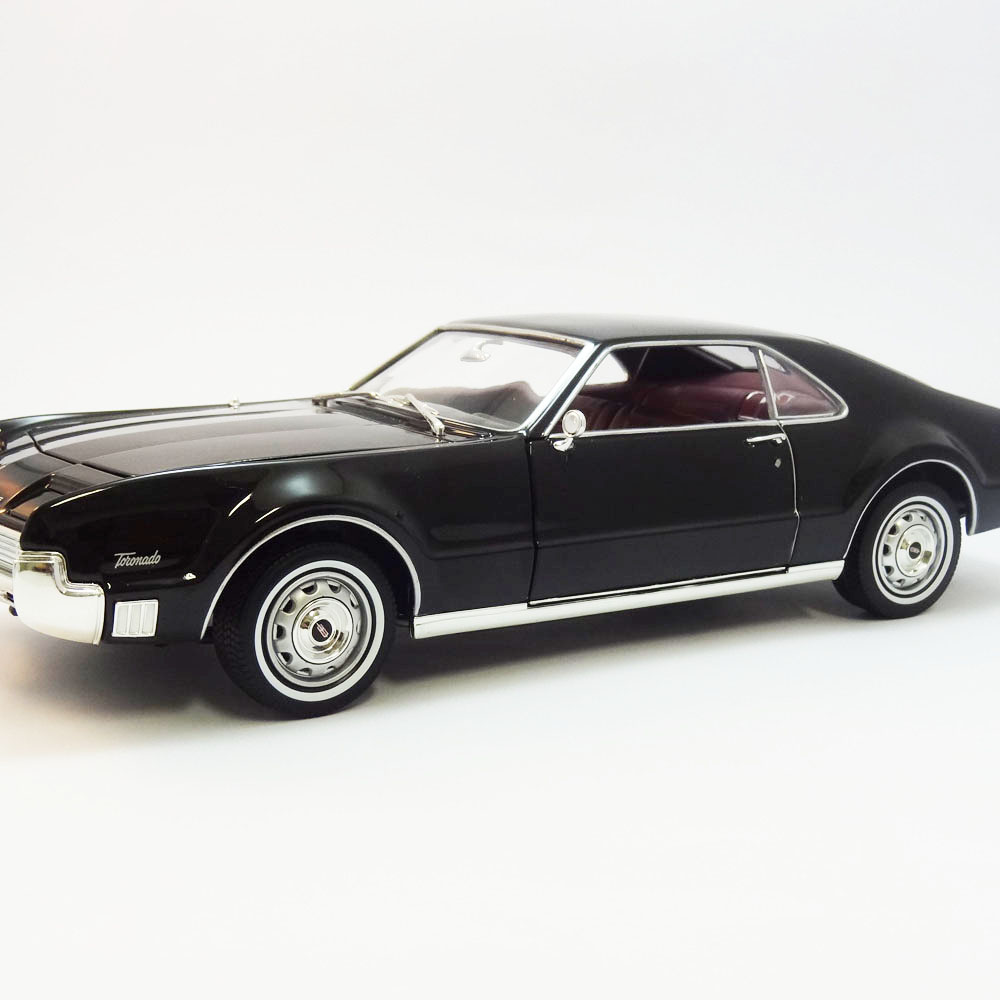 1966 Oldsmobile Toronado 1:18 Yat Ming Preto