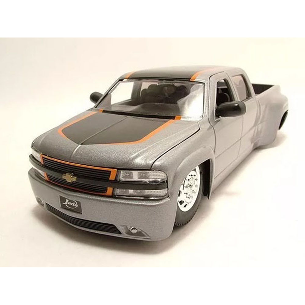 1999 Chevy Silverado Dooley Troca Rodas 1:24 Jada Toys Prata - Imagem 2