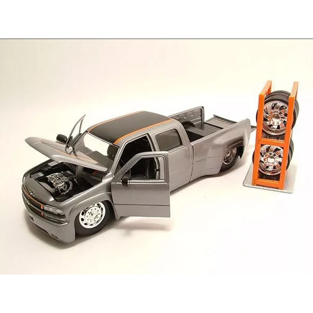 1999 Chevy Silverado Dooley Troca Rodas 1:24 Jada Toys Prata